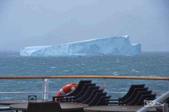 O primeiro iceberg tabular, vindo diretamente da Antártida, a gente nunca esquece! (pouco antes de entramos no Drygalski Fjord, na Geórgia do Sul)